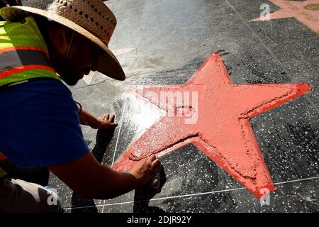 Un homme a affronté la star du candidat républicain à la présidence Donald Trump lors du Hollywood Walk of Fame mercredi, en piratant le lettrage en or portant son nom et le logo de la télévision. L'étoile vandalisée est en cours de réparation et de nettoyage le 26 octobre 2016 à Los Angeles, en Californie. Photo de Lionel Hahn/AbacaUsa.com Banque D'Images