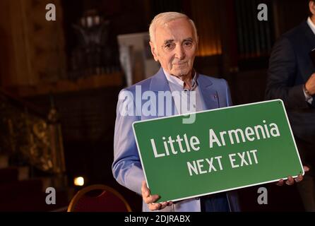 Icône musicale légendaire Charles Aznavour récipiendaire d'une étoile de la Marche de la renommée hollywoodienne honorifique, reconnaissant ses contributions aux arts et à la communauté arménienne. Pantages hollywoodiens à Los Angeles, Californie, le 27 octobre 2016. Photo de Lionel Hahn/AbacaUsa.com Banque D'Images