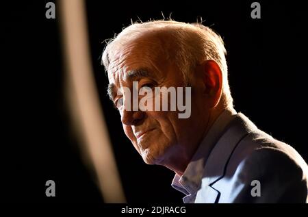 Icône musicale légendaire Charles Aznavour récipiendaire d'une étoile de la Marche de la renommée hollywoodienne honorifique, reconnaissant ses contributions aux arts et à la communauté arménienne. Pantages hollywoodiens à Los Angeles, Californie, le 27 octobre 2016. Photo de Lionel Hahn/AbacaUsa.com Banque D'Images