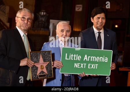 Icône musicale légendaire Charles Aznavour récipiendaire d'une étoile de la Marche de la renommée hollywoodienne honorifique, reconnaissant ses contributions aux arts et à la communauté arménienne. Pantages hollywoodiens à Los Angeles, Californie, le 27 octobre 2016. Photo de Lionel Hahn/AbacaUsa.com Banque D'Images