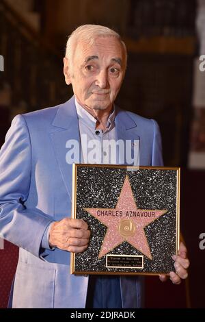 Icône musicale légendaire Charles Aznavour récipiendaire d'une étoile de la Marche de la renommée hollywoodienne honorifique, reconnaissant ses contributions aux arts et à la communauté arménienne. Pantages hollywoodiens à Los Angeles, Californie, le 27 octobre 2016. Photo de Lionel Hahn/AbacaUsa.com Banque D'Images