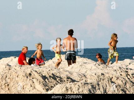 Boris Becker, sa petite amie Sharlely Kerssenberg et ses deux fils Elias et Noé jouent sur une dune de sable. Miami Beach, FL 10/09/06 Banque D'Images