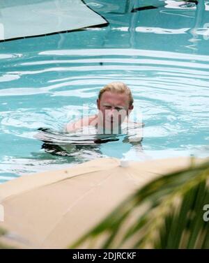 Boris Becker se rafraîchit dans la piscine avec sa petite amie avec Sharlely Kerssenberg. Miami Beach FL. 10/10/06 Banque D'Images