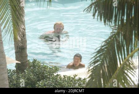 Boris Becker se rafraîchit dans la piscine avec sa petite amie avec Sharlely Kerssenberg. Miami Beach FL. 10/10/06 Banque D'Images