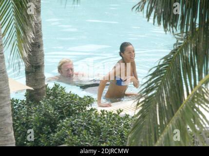 Boris Becker se rafraîchit dans la piscine avec sa petite amie avec Sharlely Kerssenberg. Miami Beach FL. 10/10/06 Banque D'Images