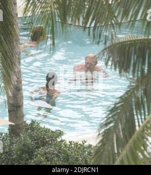 Boris Becker se rafraîchit dans la piscine avec sa petite amie avec Sharlely Kerssenberg. Miami Beach FL. 10/10/06 Banque D'Images