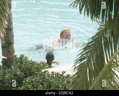 Boris Becker se rafraîchit dans la piscine avec sa petite amie avec Sharlely Kerssenberg. Miami Beach FL. 10/10/06 Banque D'Images