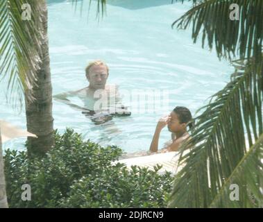 Boris Becker se rafraîchit dans la piscine avec sa petite amie avec Sharlely Kerssenberg. Miami Beach FL. 10/10/06 Banque D'Images