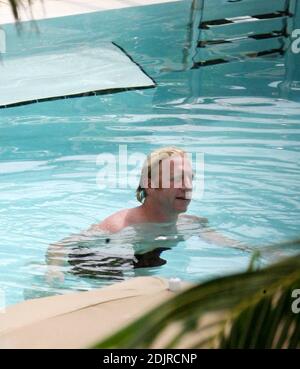 Boris Becker se rafraîchit dans la piscine avec sa petite amie avec Sharlely Kerssenberg. Miami Beach FL. 10/10/06 Banque D'Images