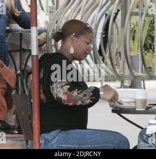 La reine Latifah semble heureuse de signer une pile de documents pour un brunch à West Hollywood, CA., au Urth Cafe. 10/14/06 Banque D'Images