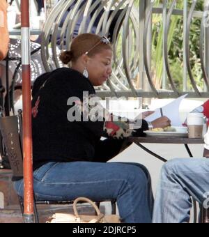 La reine Latifah semble heureuse de signer une pile de documents pour un brunch à West Hollywood, CA., au Urth Cafe. 10/14/06 Banque D'Images