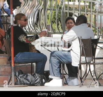 La reine Latifah semble heureuse de signer une pile de documents pour un brunch à West Hollywood, CA., au Urth Cafe. 10/14/06 Banque D'Images