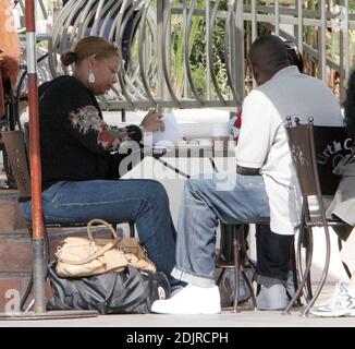 La reine Latifah semble heureuse de signer une pile de documents pour un brunch à West Hollywood, CA., au Urth Cafe. 10/14/06 Banque D'Images