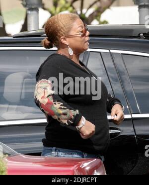 La reine Latifah semble heureuse de signer une pile de documents pour un brunch à West Hollywood, CA., au Urth Cafe. 10/14/06 Banque D'Images