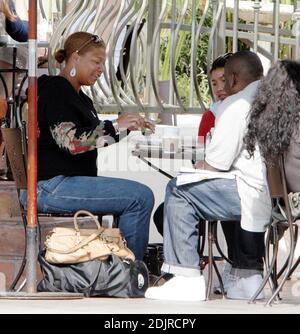 La reine Latifah semble heureuse de signer une pile de documents pour un brunch à West Hollywood, CA., au Urth Cafe. 10/14/06 Banque D'Images