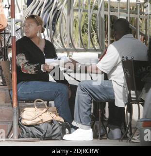 La reine Latifah semble heureuse de signer une pile de documents pour un brunch à West Hollywood, CA., au Urth Cafe. 10/14/06 Banque D'Images