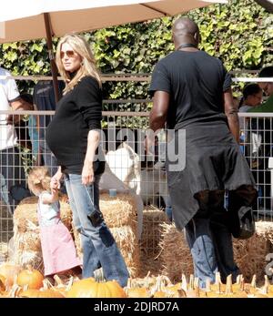 Heidi Klum et Seal emparent leur couvée de plus en plus au Pumpkin Patch à West Hollywood, Californie. Les enfants jouaient avec des squelettes et couraient autour dans une citrouille rebondissante. Ils ont même pris un tour sur des poneys mais la paire a refusé de faire peindre leurs visages. La famille a passé deux heures dans le hotspot d'Halloween avant de choisir quelques citrouilles et de rentrer à la maison. 10/14/06 Banque D'Images