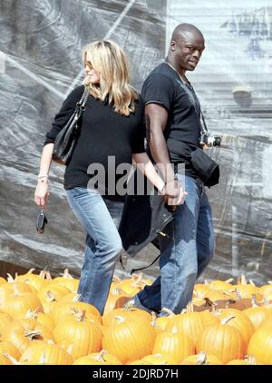 Heidi Klum et Seal emparent leur couvée de plus en plus au Pumpkin Patch à West Hollywood, Californie. Les enfants jouaient avec des squelettes et couraient autour dans une citrouille rebondissante. Ils ont même pris un tour sur des poneys mais la paire a refusé de faire peindre leurs visages. La famille a passé deux heures dans le hotspot d'Halloween avant de choisir quelques citrouilles et de rentrer à la maison. 10/14/06 Banque D'Images