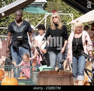 Heidi Klum et Seal emparent leur couvée de plus en plus au Pumpkin Patch à West Hollywood, Californie. Les enfants jouaient avec des squelettes et couraient autour dans une citrouille rebondissante. Ils ont même pris un tour sur des poneys mais la paire a refusé de faire peindre leurs visages. La famille a passé deux heures dans le hotspot d'Halloween avant de choisir quelques citrouilles et de rentrer à la maison. 10/14/06 Banque D'Images