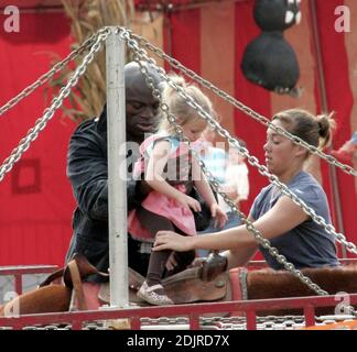 Heidi Klum et Seal emparent leur couvée de plus en plus au Pumpkin Patch à West Hollywood, Californie. Les enfants jouaient avec des squelettes et couraient autour dans une citrouille rebondissante. Ils ont même pris un tour sur des poneys mais la paire a refusé de faire peindre leurs visages. La famille a passé deux heures dans le hotspot d'Halloween avant de choisir quelques citrouilles et de rentrer à la maison. 10/14/06 Banque D'Images