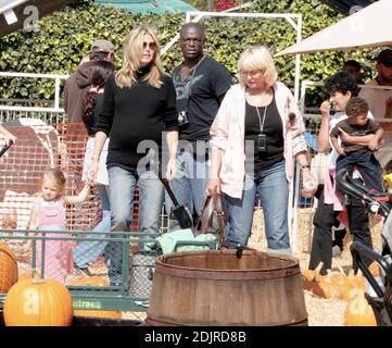 Heidi Klum et Seal emparent leur couvée de plus en plus au Pumpkin Patch à West Hollywood, Californie. Les enfants jouaient avec des squelettes et couraient autour dans une citrouille rebondissante. Ils ont même pris un tour sur des poneys mais la paire a refusé de faire peindre leurs visages. La famille a passé deux heures dans le hotspot d'Halloween avant de choisir quelques citrouilles et de rentrer à la maison. 10/14/06 Banque D'Images