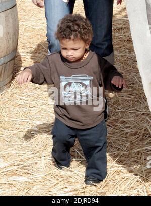 Heidi Klum et Seal emparent leur couvée de plus en plus au Pumpkin Patch à West Hollywood, Californie. Les enfants jouaient avec des squelettes et couraient autour dans une citrouille rebondissante. Ils ont même pris un tour sur des poneys mais la paire a refusé de faire peindre leurs visages. La famille a passé deux heures dans le hotspot d'Halloween avant de choisir quelques citrouilles et de rentrer à la maison. 10/14/06 Banque D'Images