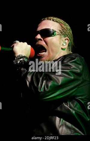 Axel Rose with Guns N' Roses se produit la nuit d'ouverture de leur tournée au Bank Atlantic Centre à Sunrise, en Floride, le 24 octobre 2006. Banque D'Images