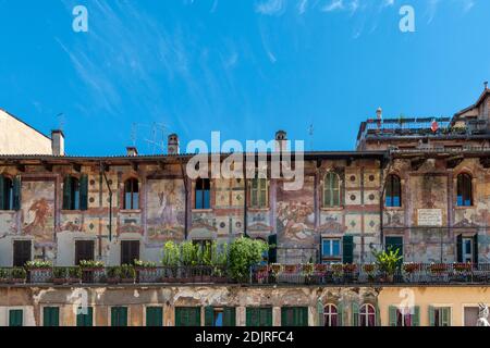 Vérone, province de Vérone, Vénétie, Italie. Les magnifiques fresques d'Alberto Cavalli sur les maisons de Mazzanti Banque D'Images