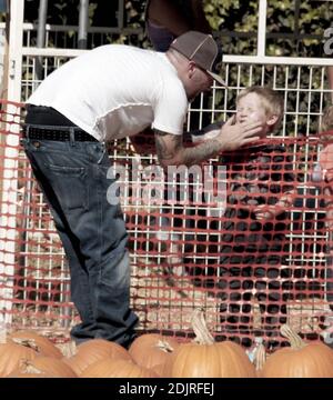 Le rocker Fred Durst emmène son fils Dallas au Pumpkin Patch à West Hollywood, Californie. 10/27/06 Banque D'Images