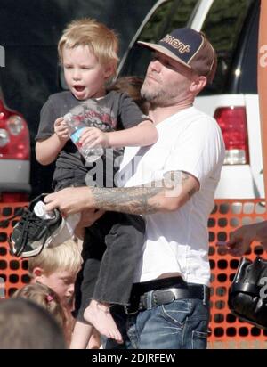 Le rocker Fred Durst emmène son fils Dallas au Pumpkin Patch à West Hollywood, Californie. 10/27/06 Banque D'Images