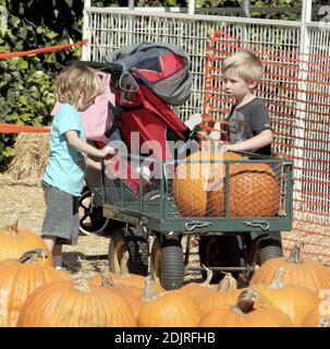 Le rocker Fred Durst emmène son fils Dallas au Pumpkin Patch à West Hollywood, Californie. 10/27/06 Banque D'Images