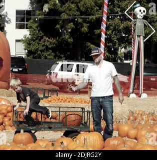 Le rocker Fred Durst emmène son fils Dallas au Pumpkin Patch à West Hollywood, Californie. 10/27/06 Banque D'Images