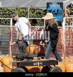 Le rocker Fred Durst emmène son fils Dallas au Pumpkin Patch à West Hollywood, Californie. 10/27/06 Banque D'Images