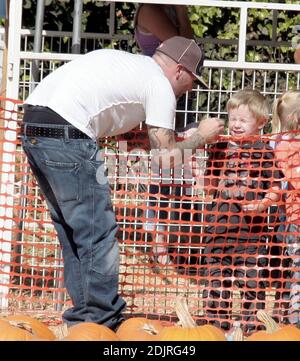 Le rocker Fred Durst emmène son fils Dallas au Pumpkin Patch à West Hollywood, Californie. 10/27/06 Banque D'Images