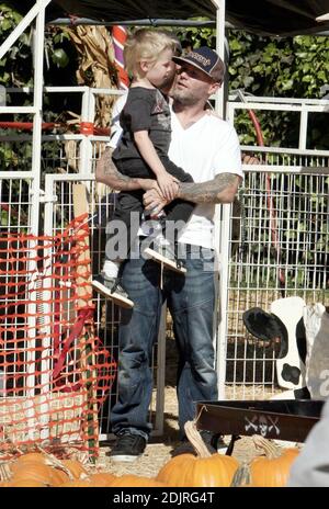 Le rocker Fred Durst emmène son fils Dallas au Pumpkin Patch à West Hollywood, Californie. 10/27/06 Banque D'Images