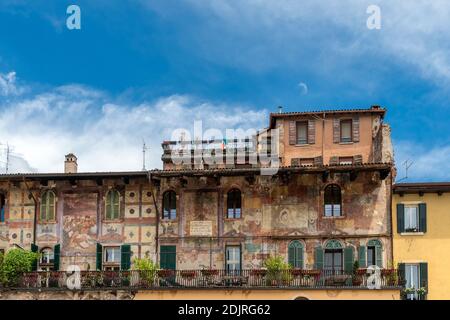 Vérone, province de Vérone, Vénétie, Italie. Les magnifiques fresques d'Alberto Cavalli sur les maisons de Mazzanti Banque D'Images