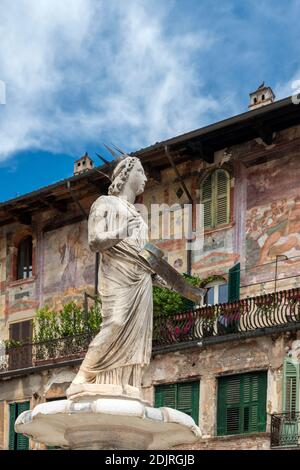 Vérone, province de Vérone, Vénétie, Italie. Les magnifiques fresques d'Alberto Cavalli sur les maisons de Mazzanti et la fontaine avec la statue de Madonna di Verona Banque D'Images