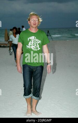 Boris Becker et Sharlely Kerssenberg se font pieds nus au coucher du soleil sur Miami Beach. L'as du tennis a marché dans le surf et posé sur un stand de maître-nageur pour la télévision allemande. Sharlely regardait admirablement et prenait des photos de son homme et les comparait aux photos de son ami. Boris semblait mal à l'aise d'être photographié avec Sharlely, alors qu'elle semblait espérer davantage de son attention, 10/31/06 Banque D'Images