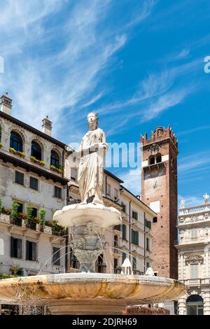 Vérone, province de Vérone, Vénétie, Italie. Fontaine de la Piazza delle Erbe avec la Madonna di Verona. En arrière-plan la Torre del Gardello Banque D'Images