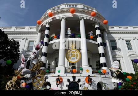 Les décorations d'Halloween sont placées au Portico sud de la Maison Blanche à Washington, DC avant que le président Barack Obama et la première dame accueilleront les enfants locaux et les enfants des familles militaires à trick-or-traite le 31 octobre 2016. Photo par Olivier Douliery/UPI Banque D'Images