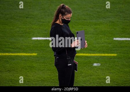 Morgan Jones, coordinateur des opérations à distance d'ESPN, prend une photo Un iPad lors d'un match de football NCAA entre le Sud Les chevaux de Troie de Californie et le Banque D'Images