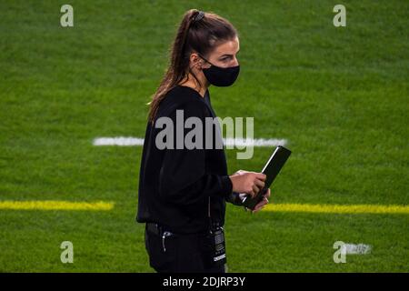 Morgan Jones, coordinateur des opérations à distance d'ESPN, prend une photo Un iPad lors d'un match de football NCAA entre le Sud Les chevaux de Troie de Californie et le Banque D'Images