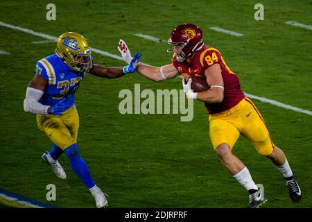 Southern California Trojans Tight End Erik Krommenhoek (84) court dans les Bruins d'UCLA dos défensif Quentin Lake (37) lors d'un match de football NCAA, Satur Banque D'Images