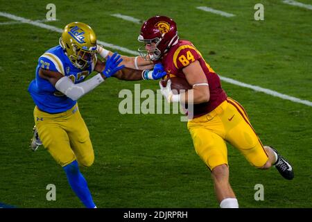 Southern California Trojans Tight End Erik Krommenhoek (84) court dans les Bruins d'UCLA dos défensif Quentin Lake (37) lors d'un match de football NCAA, Satur Banque D'Images