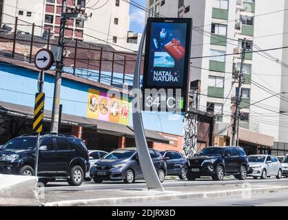 Sao Paulo, Sao Paulo, Brésil. 14 décembre 2020. (INT) situation météo à Sao Paulo. 14 décembre 2020, Sao Paulo, Brésil: Le thermomètre de rue montre 34 degrés celsius sur l'Avenida 9 de Julho, dans la zone sud de Sao Paulo.Credit: Adeleke Anthony Fote/Thenews2 crédit: Adeleke Anthony Fote/TheNEWS2/ZUMA Wire/Alay Live News Banque D'Images