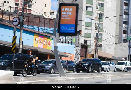 Sao Paulo, Sao Paulo, Brésil. 14 décembre 2020. Sao Paulo (SP), 14/12/2020 - TERMOMETROS DE SAO PAULO/CLIMA - Termometro mede 34 greus na Avenida 9 de Julho, na zonal zona sul de Sao Paulo, nesta tarde de segunda-feira crédit: Adeleke Anthony Fote/TheNEWS2/ZUMA Wire/Alay Live News Banque D'Images