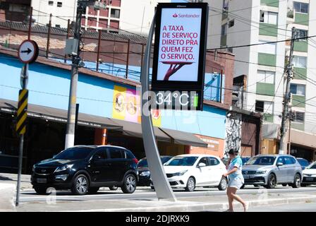 Sao Paulo, Sao Paulo, Brésil. 14 décembre 2020. Sao Paulo (SP), 14/12/2020 - TERMOMETROS DE SAO PAULO/CLIMA - Termometro mede 34 greus na Avenida 9 de Julho, na zonal zona sul de Sao Paulo, nesta tarde de segunda-feira crédit: Adeleke Anthony Fote/TheNEWS2/ZUMA Wire/Alay Live News Banque D'Images