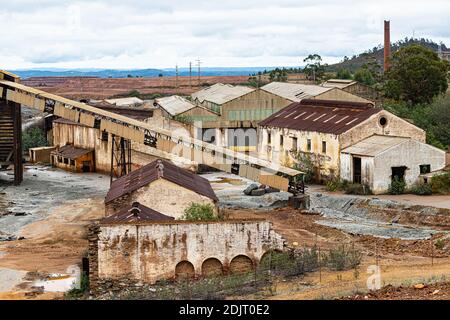 Vestiges d'une mine abandonnée de cuivre, d'or et d'argent dans le village de Tharsis à Huelva, Andalousie, Espagne Banque D'Images