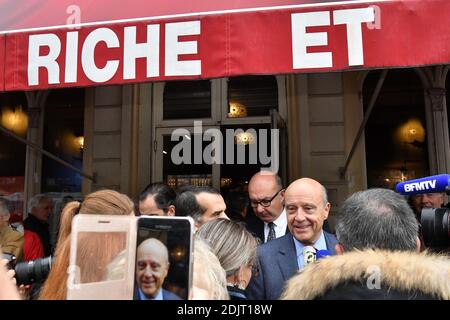 Alain Juppe, maire de Bordeaux et candidat du parti d'extrême-droite les Républicains (LR) à l'élection présidentielle de 2017, visite les marchés et les commerçants de Sarlat-la-Caneda, dans le sud-ouest de la France, le 5 novembre 2016. Photo de PascalRondeau/ABACAPRESS.COM Banque D'Images