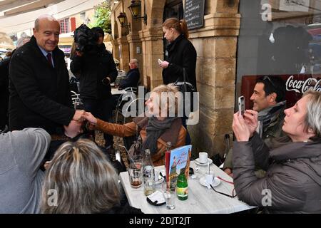 Alain Juppe, maire de Bordeaux et candidat du parti d'extrême-droite les Républicains (LR) à l'élection présidentielle de 2017, visite du marché de fuite à Sarlat-la-Caneda, dans le sud-ouest de la France, le 5 novembre 2016. Photo de PascalRondeau/ABACAPRESS.COM Banque D'Images